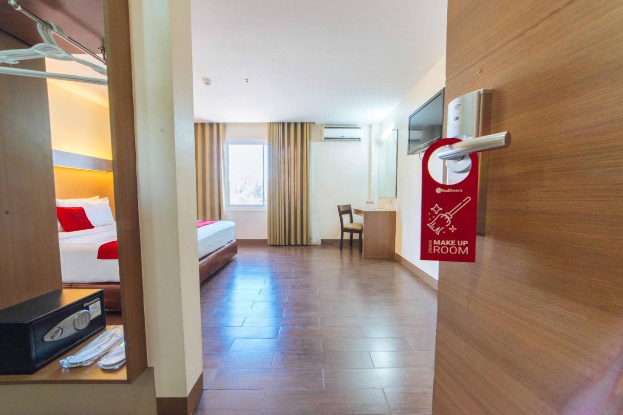 Reddoorz Premium @ The Ritz Garden Oases Hotel Davao Exterior photo